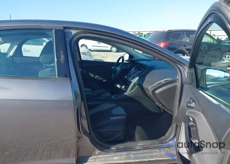 2014 Ford Focus Se z USA, uszkodzony, nr VIN 1FADP3F28EL368154